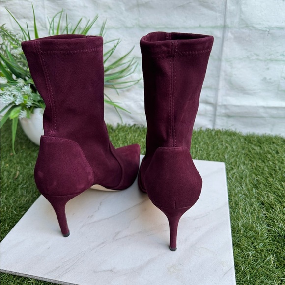 Stuart Weitzman
Stuart Stretch Suede Stiletto Booties pointed toe size 8
$595 - Picture 5 of 14